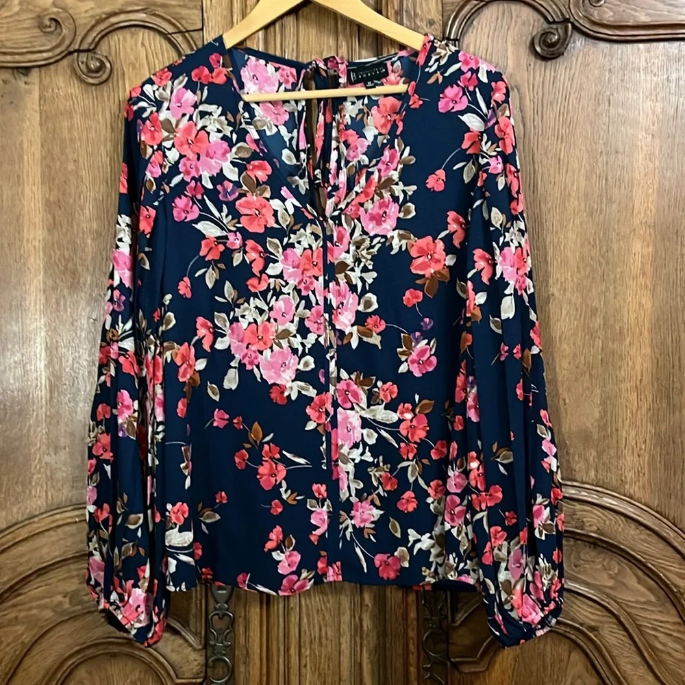 Collection by Bobeau V-Neck Puffed Sleeve Top Floral Keyhole - Picture 5 of 9